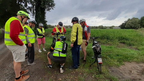 Fietstocht Moerbrugge : bandenpech wordt deskundig verholpen !!