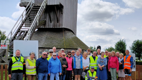 groepsfoto voor de molen bij 'In de Vierpot' te Boeschepe