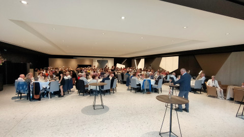 Zicht op de zaal tijdens toespraak van voorzitter