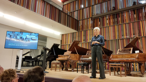 Gids en pianiste in Piano's Maene